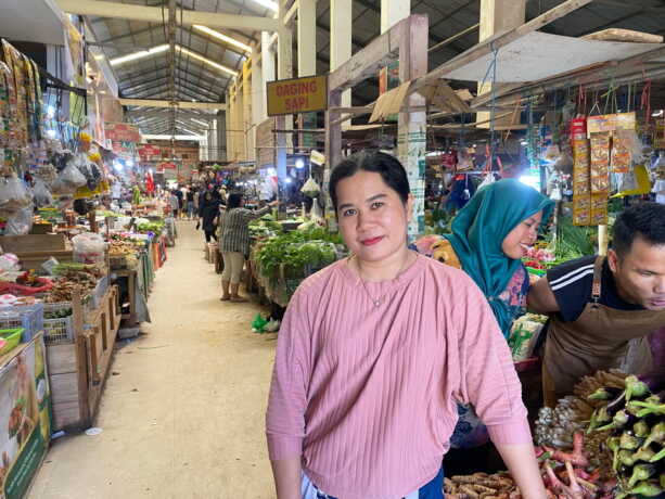PRODUKTIF: Virzha Rini berdiri di lapak jualannya di Pasar Kahayan, Palangka Raya.FOTO: FITRI SHAFA KAMILA/KALTENG POS