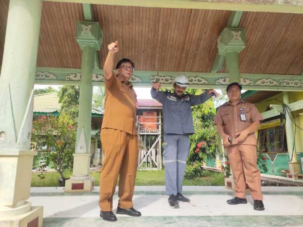PENINJAUAN - Kepala Dinas Sosial Kabupaten Katingan dr Robertus Pamuryanto bersama Plt Kepala Dinas Pendidikan Kabupaten Katingan Arianson serta pengawas dan konsultan, ketika meninjau langsung ke lapangan untuk melihat proses pelaksanaan pekerjaan renova