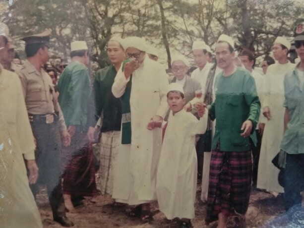 MOMENTUM FENOMENAL: Ulama karismatik dari Kalimantan Selatan, KH Muhammad Zaini bin Abdul Ghani atau Abah Guru Sekumpul, datang menziarahi makam Syekh Abu Hamid pada 9 November 1993. FOTO: DOK.PRIBADI UNTUK KALTENG POS
