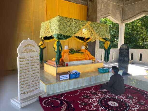 TAK PERNAH SEPI: Makam Syekh Abu Hamid Al Banjari di Desa Ujung Pandaran kerap dikunjungi peziarah dari berbagai wilayah. FOTO: MIFTAH/KALTENG POS