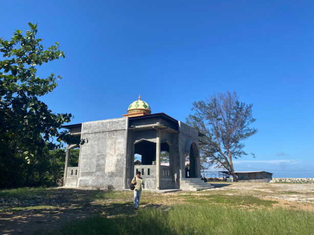 Makam Syekh Abu Hamid terus menjadi daya tarik spiritual bagi banyak peziarah di Sampit, Kalimantan Tengah. (FOTO: MIFTAH/KALTENG POS)