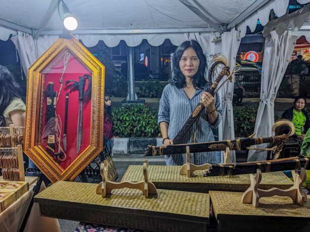 SENJATA TRADISIONAL DAYAK: Stan Huma Mandau saat buka di CFN Huma Betang Night di Kawasan Bundaran Besar Palangka Raya, Sabtu (5/7). FOTO: ARIEF PRATHAMA/KALTENG POS