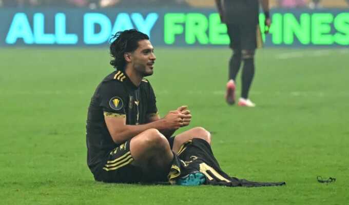 Selebrasi emosional Raul Jimenez untuk rekannya Diogo Jota usai mencetak gol ke gawang Amerika Serikat pada laga final Piala Emas Concacaf 2025, Senin pagi (7/7/2025).  (Sumber: sportingnews.com)