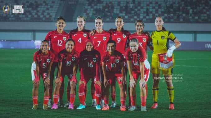 Skaud Timnas Wanita Indonesia berfoto sebelum bertanding melawan Kirgistan pada matchday 1 Grup D Kualifikasi Piala Asia Wanita 2026 di Stadion Indomilk Arena, Tangerang, Minggu (29/6/2025) malam WIB. (Sumber: Dok. PSSI)
