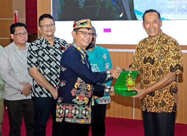 HUMAS UPR KUNJUNGAN : Wamendiktisaintek RI Prof Dr Fauzan MPd disambut Rektor Universitas  Palangka Raya  Prof Dr  Ir Salampak MS dan jajaran saat berkunjung ke kampus UPR, Jumat (4/7)