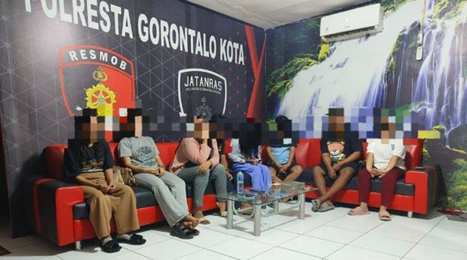 Sat Reskrim Polresta Gorontalo Kota saat mengaamankan pasangan bukan mukrim dan pengguna aplikasi michat. (F: hms-pol)