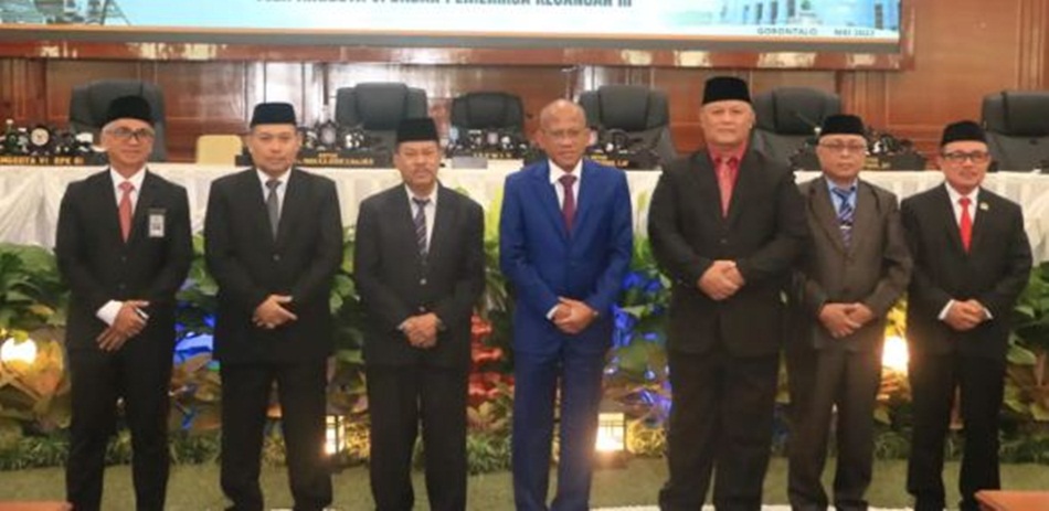Foto bersama usai penandatanganan berita acara serah terima laporan hasil pemeriksaan atas Laporan Keuangan Pemerintah Daerah Provinsi Gorontalo Tahun Anggaran 2022 oleh Anggota VI Badan Pemeriksa Keu
