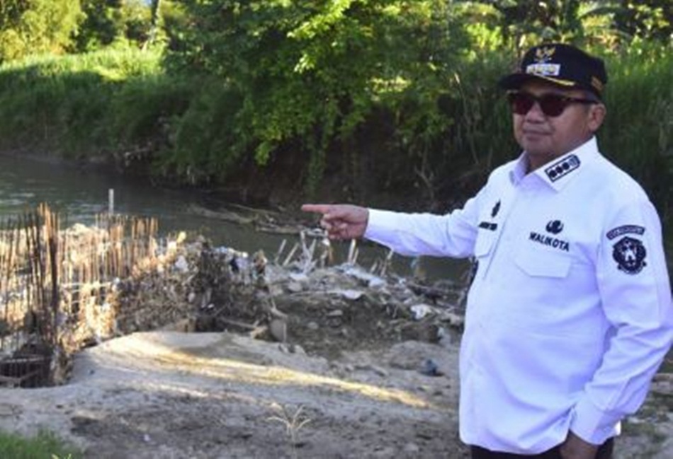 Walikota Marten Taha saat meninjau proyek SPAM Kecamatan Dungingi (Istimewa)