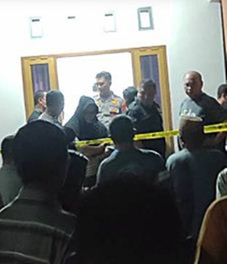 Suasana di lokasi kejadian saat aparat kepolisian  melakukan olah TKP terkait peristiwa mahasiswi gantung diri di Desa Ulapato A, Kecamatan Telaga, Kabupaten Gorontalo, Kamis (8/6/2023).(F : Yola)