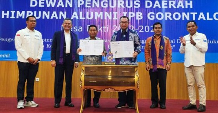 Penjabat Sekda Syukri Botutihe memberikan sambutan pada Pengukuhan Dewan Pengurus Daerah Himpunan Alumni Institut Pertanian  Bogor (HA IPB) di Ballroom Hotel Damhil UNG. (Foto: NOVA)