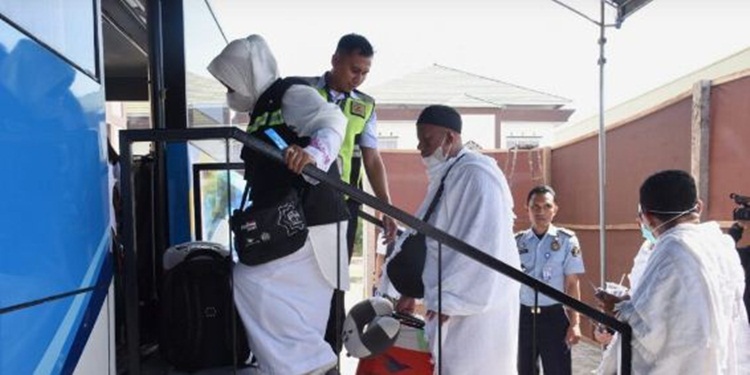 JCH Kloter 26 UPG menaiki bus di halaman Embarkasi Haji Antara Gorontalo untuk diberangkatkan ke Makassar dan selanjutnya ke   Jeddah, Arab Saudi. Jumlah jemaah Kloter 26 sebanyak 393 orang. (Foto : H
