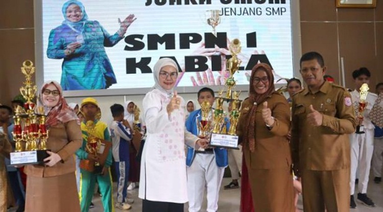 Penyerahan hadiah kepada para pemenang oleh Wakil Bupati Bone Bolango Merlan Uloli. (Foto: Dok Pemkab Bone Bolango)