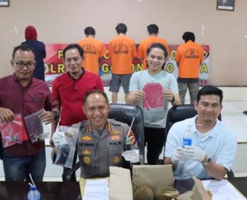 Kapolres Gorontalo Kota, Kombespol Ade Permana saat konferensi pers (F: hms-pol).