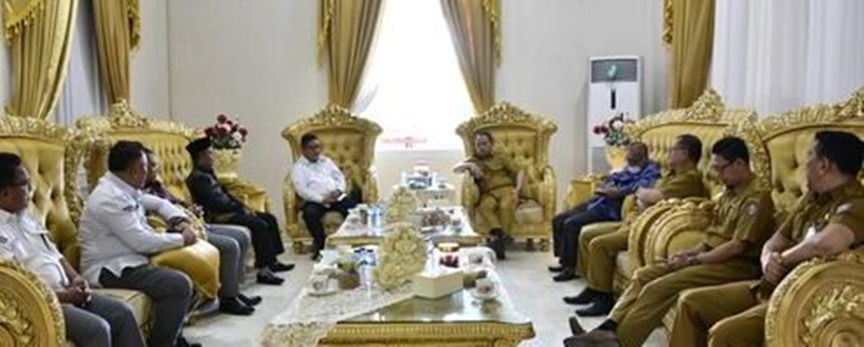 Ketua KPU Provinsi Gorontalo Fadliyanto Koem saat audiensi dengan Penjabat Gubernur Gorontalo Ismail Pakaya di Rumah Dinasnya, Senin (12/6/2023). (Foto : Isam)