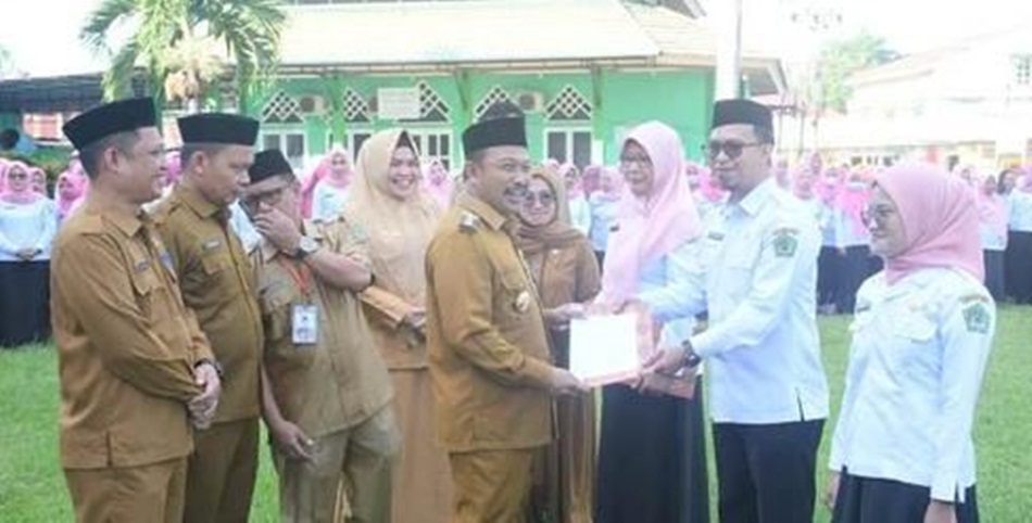 Penjabup Boalemo Sherman Moridu didampingi Pj Sekda dan Kaban BKD saat menyerahkan  SK PPPK Nakes Boalemo (humas)