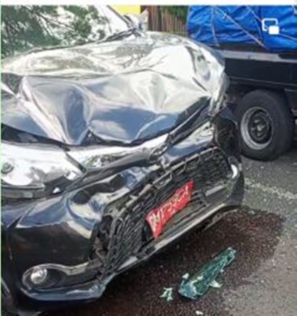Enama mobil yang mengalami kecelakaan beruntun salah satunya kendaraan dinas.(Foto : FB)