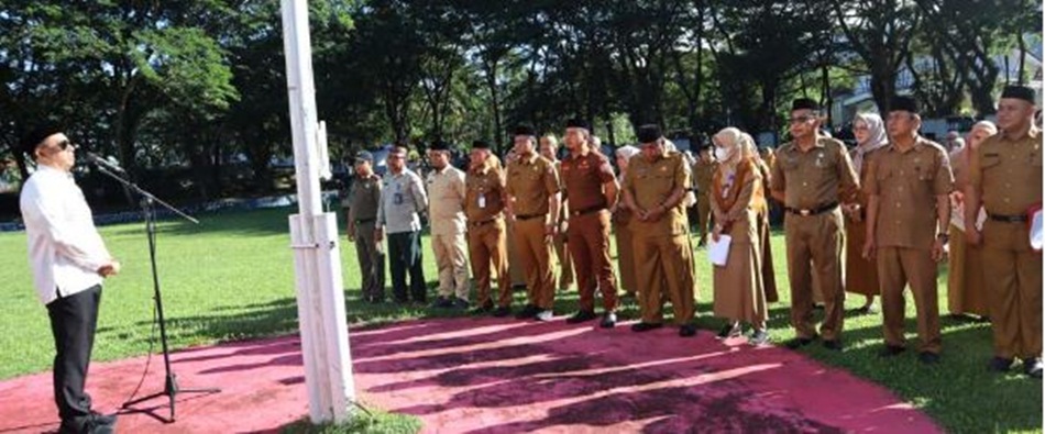 Bupati Hamim Pou saat memimpin apel di halaman Kantor Bupati (F:humaskab)