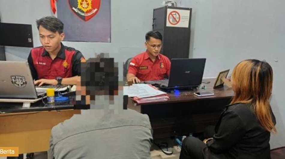 Pelaku saat diamankan dan menjalani pemeriksanaan di Polres Kota Gorontalo (F: hms-pol)