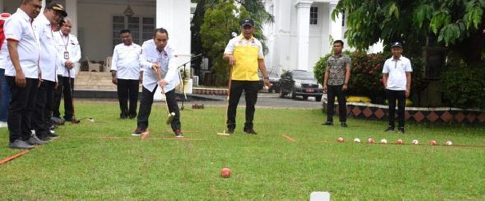 Penjagub Ismail Pakaya bermain Gateball di halaman rumah jabatan Gubernur Gorontalo. (Foto : Haris)