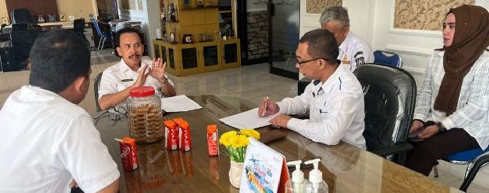 Rapat terbatas yang dipimpin Kepala Dinas Perhubungan Jamal Nganro yang membahas jenis dan trayek bus yang dioperasikan  melayani sejumlah daerah. (F:hms-Kmfo)