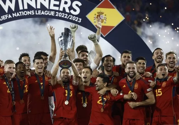 Kapten timnas Spanyol Jordi Alba (tengah) mengangkat piala UEFA Nations League setelah mengalahkan Kroasia lewat adu penalti di partai final di Rotterdam pada Senin (19/6) dini hari WIB.