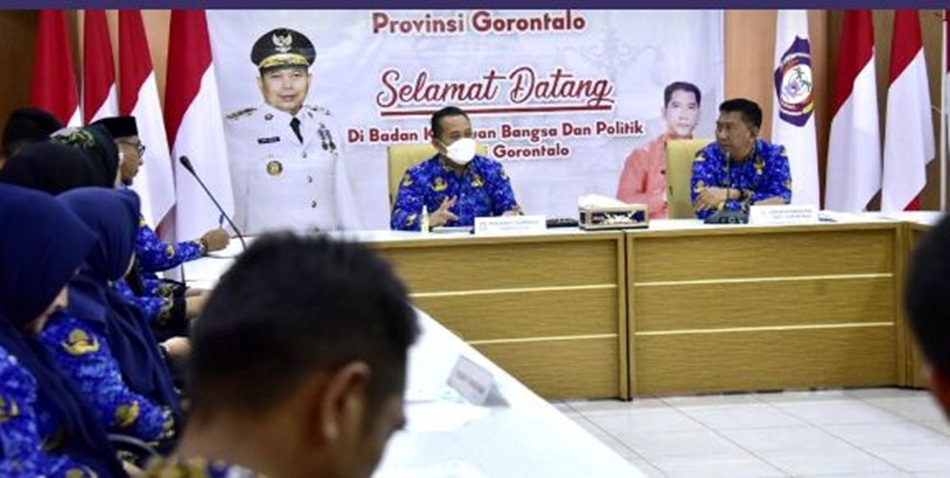 Penjabat Gubernur Ismail Pakaya memberikan arahan dan pembinaan melalui Rapat Konsolidasi dengan pejabat dan pegawai Kesbangpol, Senin (19/6/2023). Foto &ndash; Nova