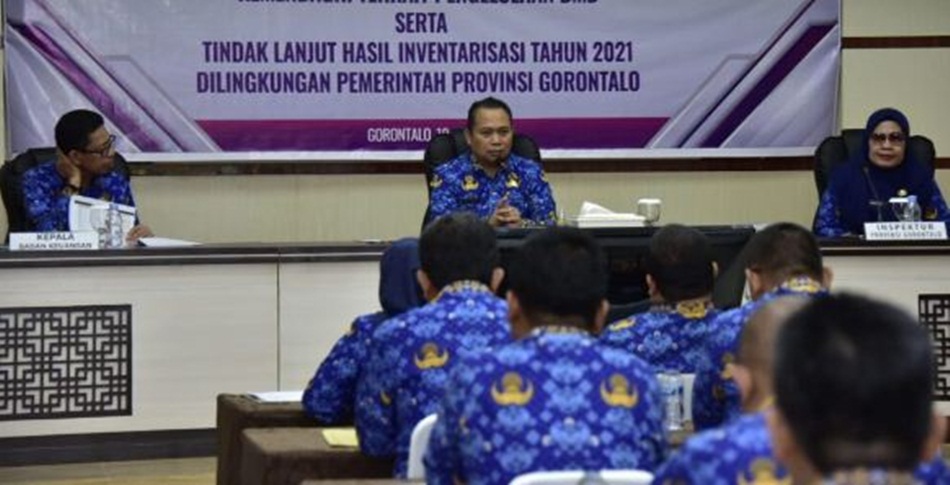 Penjagub Gorontalo Ismail Pakaya didampingi Kepala Badan Keuangan dan Inspektur Provinsi Gorontalo saat memimpin penandatangan Komitmen Pimpinan OPD. (Foto &ndash; Nova)