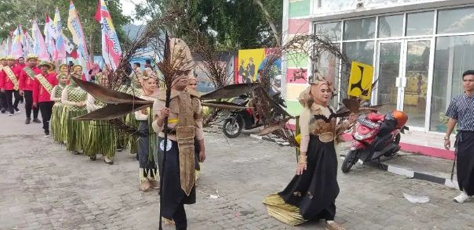 Salah satu peserta karnaval budaya Gorontalo mengenakan kostum dengan tema kelapa,(F:istimewa)