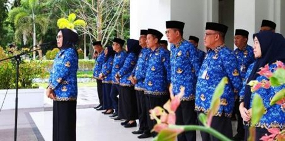 Wabup Merlan saat menjadi Irup pada apel Korpri di Lingkungan Pemerintah Kabupaten Bone Bolango di halaman Kantor Bupati.(hms-kab)