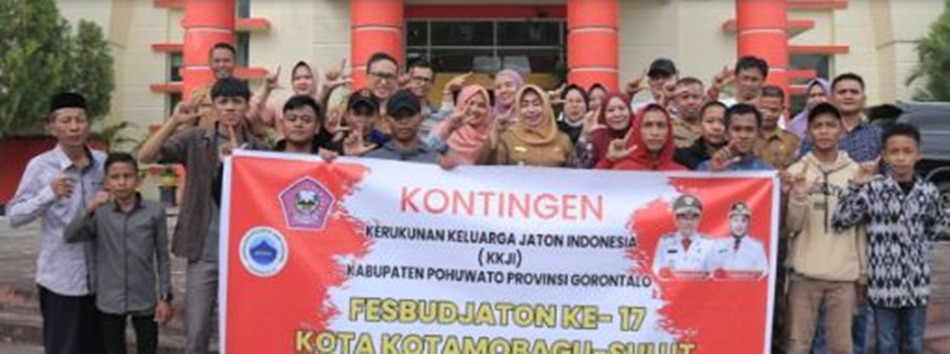 Kontingen Kerukunan Keluarga Jawa Tondano Indonesia Pohuwato saat dilepas Wakil Bupati Suharsi Igirisa.(hmskab)
