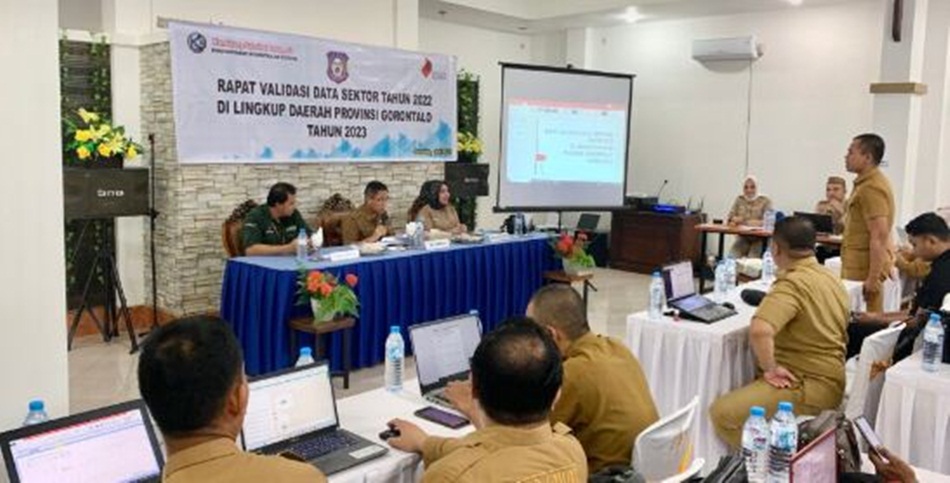 Plh Sekprov i Gorontalo Syukri Botutihe saat mengecek kehadiran pejabat pada Rapat Validasi Data Sektor Tahun 2022 Lingkup Pemprov Gorontalo, di Aula Marina Beach Resor, (F:mila)