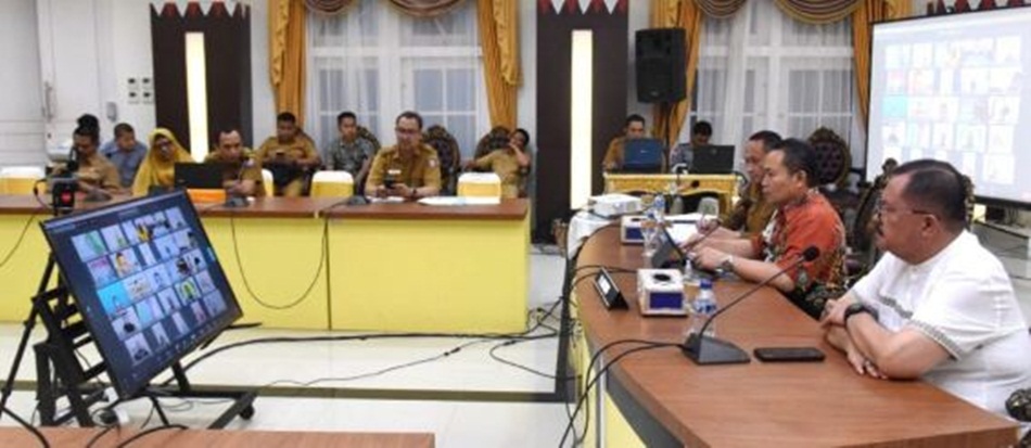 Penjagub Ismail Pakaya memimpin rapat secara daring dengan para kepala SMA, SMK, dan SLB se-Provinsi Gorontalo, Selasa  (20/6/2023). (Foto : Haris)