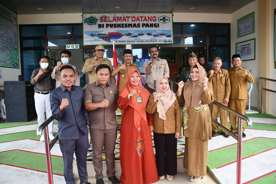Penjabup Boalemo Sherman Moridu didampingi Kadis kesehatan Sutriyani Lumula saat menyambut Tim Penilai Puskesmas berprestasi tingkat Provinsi berlangsung di Puskesmas Pangi.(F:hms-kab).