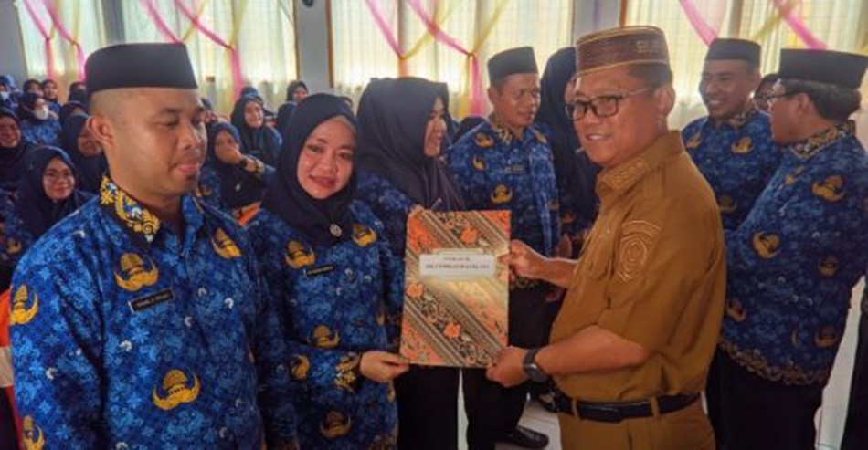 Bupati Gorut Thariq Modanggu saat menyerahkan langsung SK kepada perwakilan PPPK Tenaga guru dan kakes.(F;hms-kab)