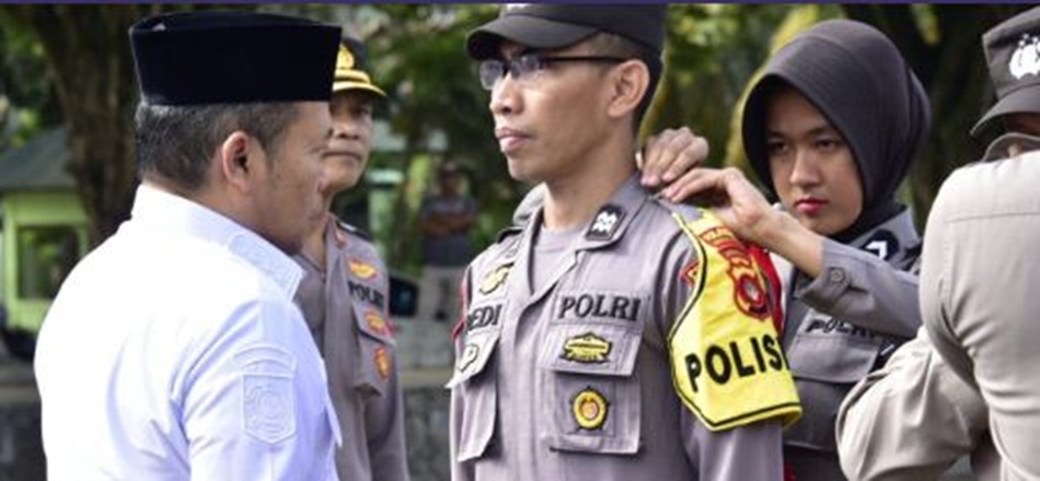 Penjabat Gubernur Gorontalo Ismail Pakaya saat menyaksikan pengukuhan Polisi RW yang pada Apel Satkamling tingkat Provinsi Gorontalo di Lapangan Taruna Remaja, Rabu (21/6/2023). (foto : Nova)