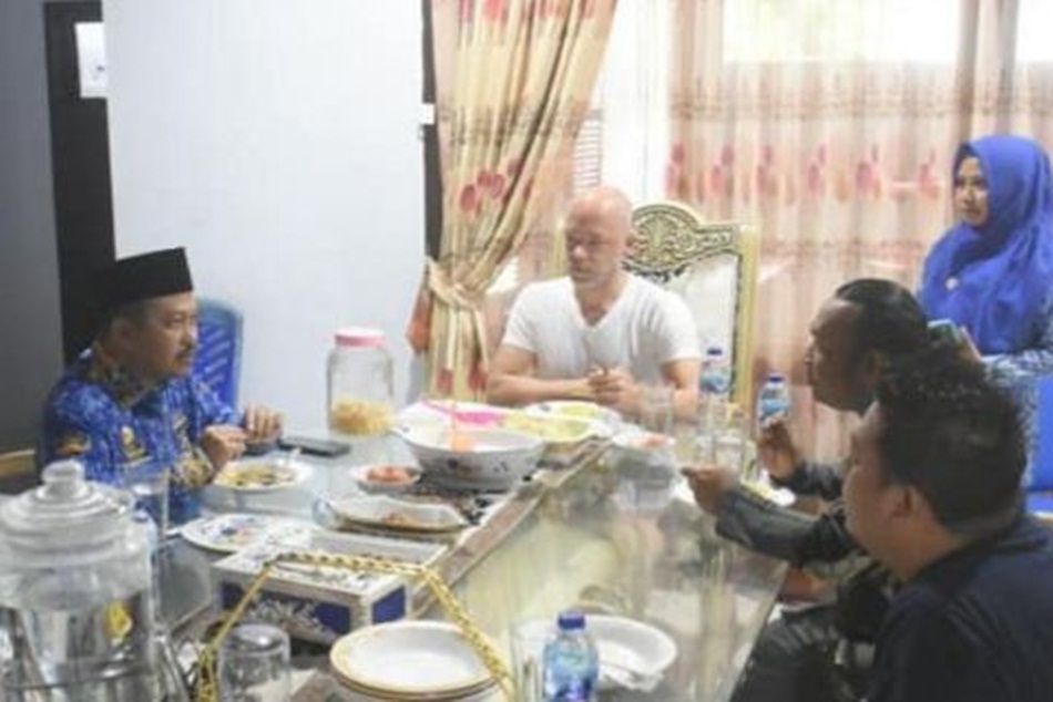 enjabup Sherman Moridu saat menyambut wisatawan Inggris sambil sarapan di rumah dinas Bupati. (hms-kab)