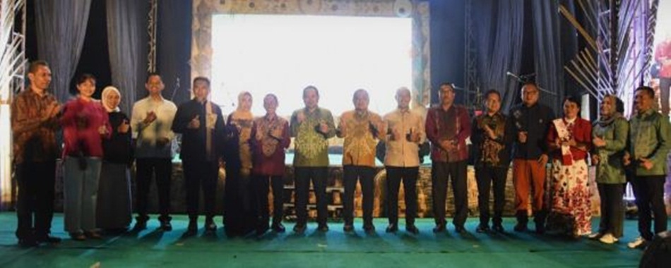 Foto bersama pada penutupan FPDL di Pentadio Resort, Kabupaten Gorontalo. (Foto : Haris)