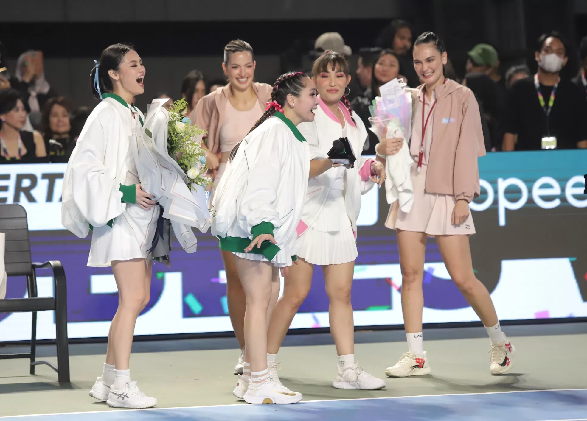 Luna Maya- Nia Ramadhani unggul telak atas lawannya Gigi-Gege du ajang Lagi-Lagi Tenis yang diadakan Rans Entertainment. ( Dery Ridwansah./JawaPos.com)