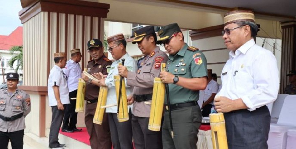 Apel  Satkambling tingkat Kabupaten Gorontalo Utara, dipimpin langsung Bupati Gorontalo Utara, berlangsung di halaman Kantor Bupati setempat. (hms-kab)