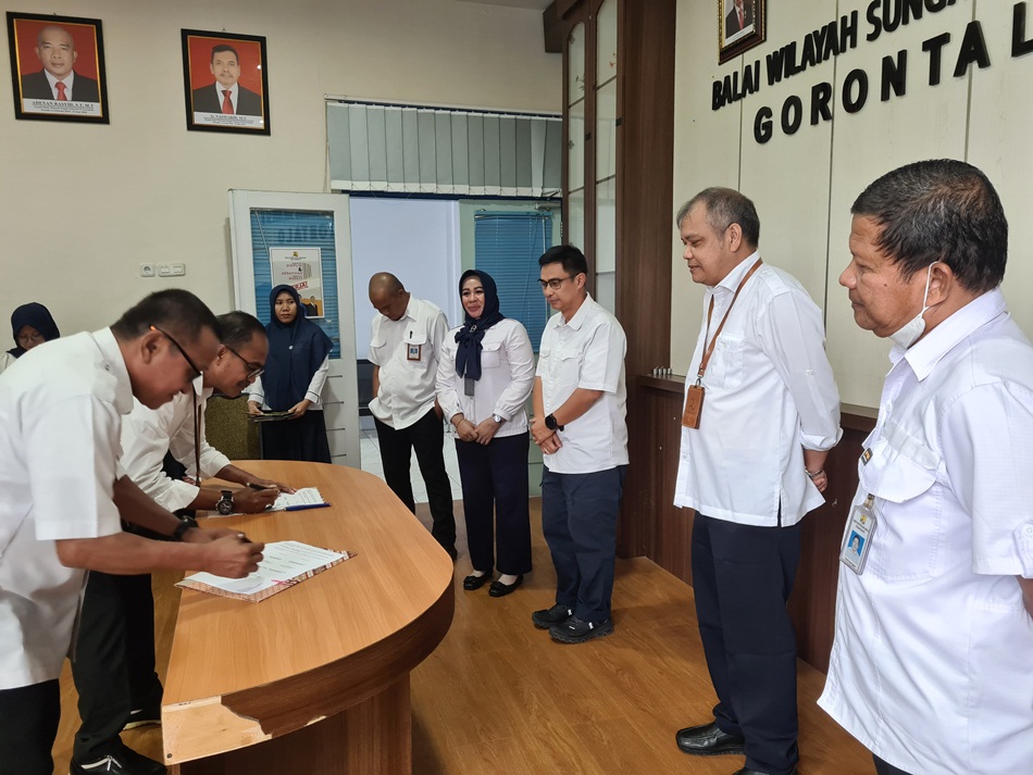 Kepala BWS Sulwesi II Gorontalo Parlinggoman Simanungkalit, saat menyaksikan penandatangan sertijab Pejabat Keuangan BWS Sulawesi II Gorontalo.(humas)