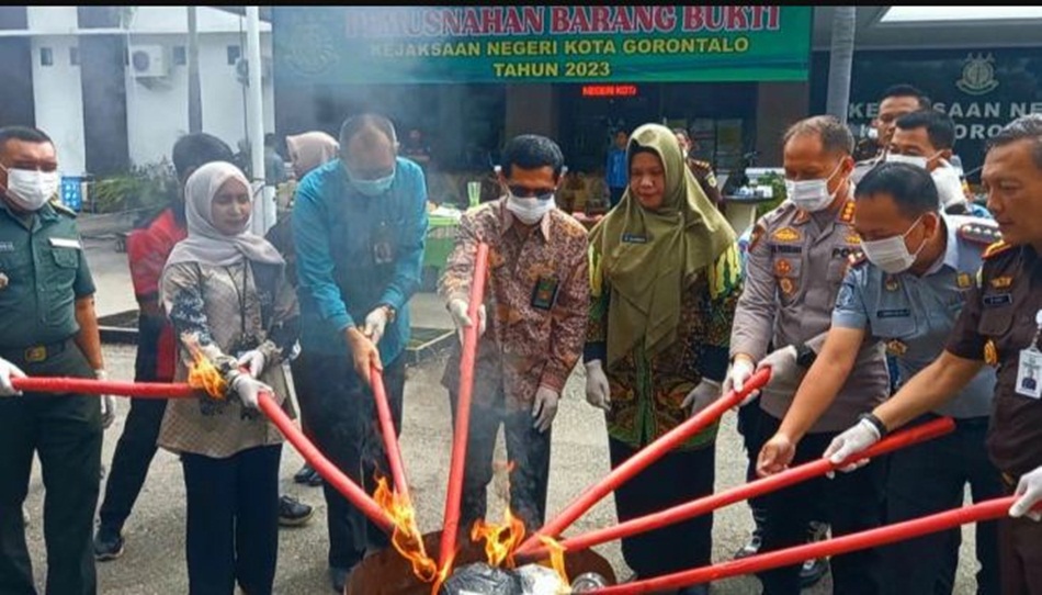 Kepala Kejaksaan Negeri Kota Gorontalo, M Rudy bersama Muspida melakukan pemusnahan barang bukti narkoba dan ganja di halaman Kejaksaan Gorontalo.(F: humas).