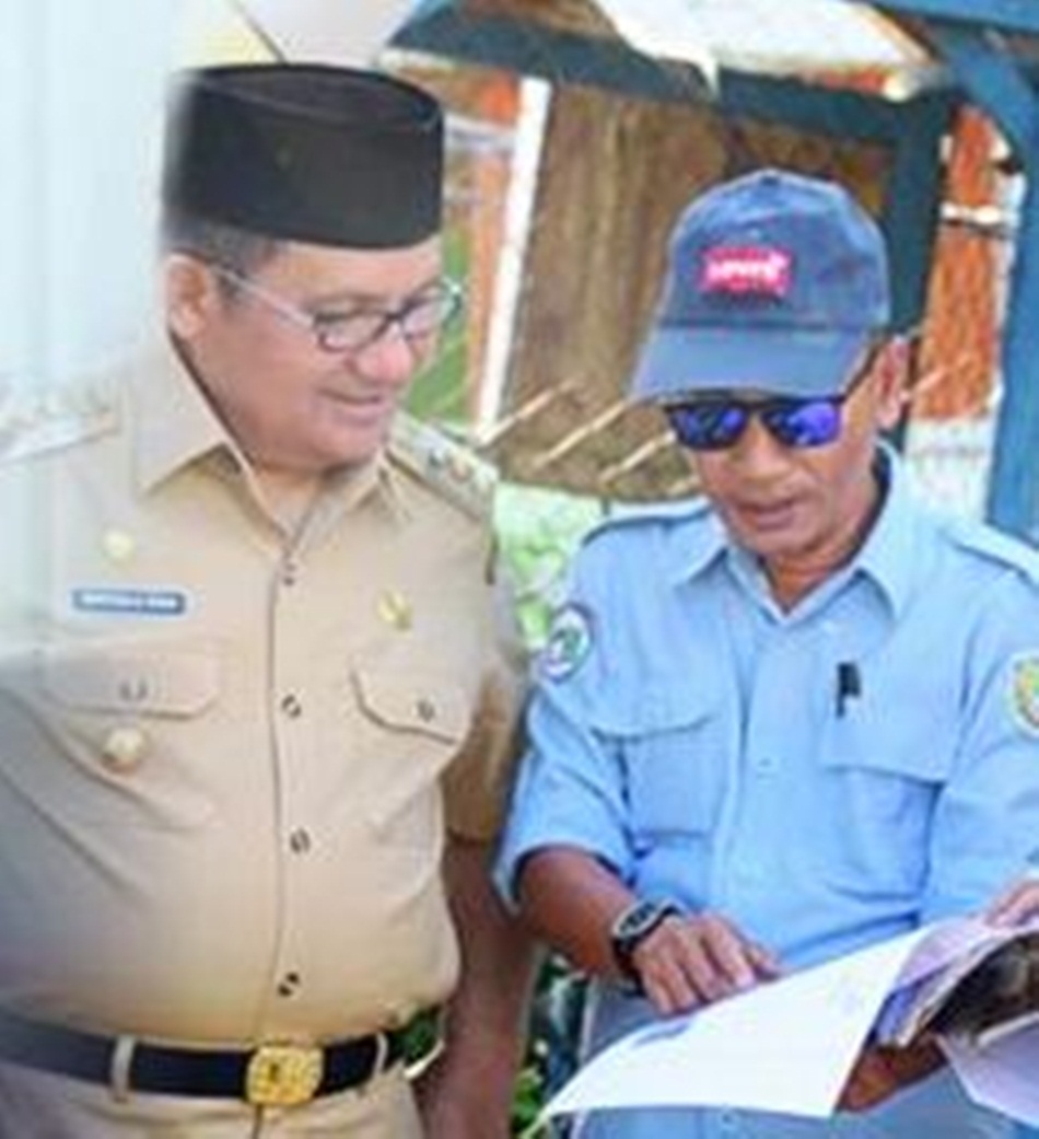 Direktur Perumda MT Kota Gorontalo, Lucky Paudi, saat mendampingi Wali Kota Gorontalo, Marten Taha dalam peninjauan proyek SPAM di Kecamatan Dungingi.(hms)