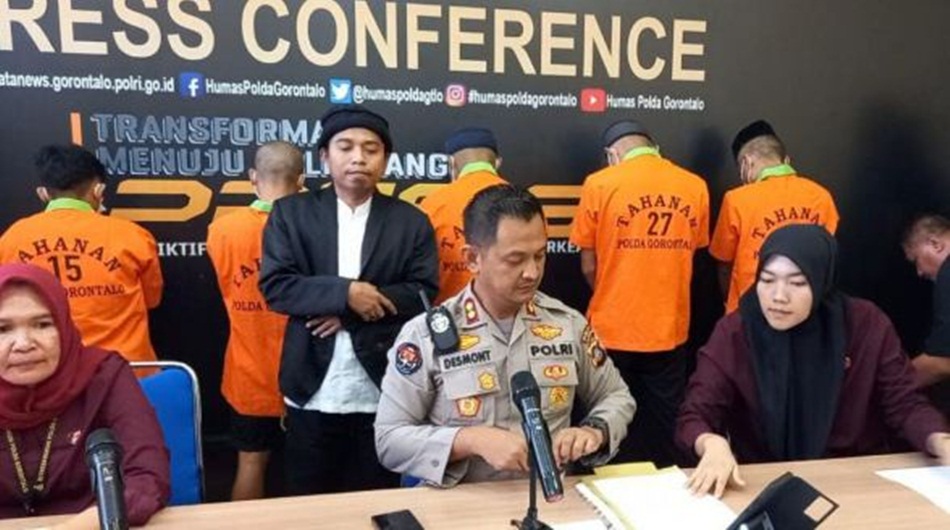 Kabid Humas Polda Gorontalo AKBP Desmont Harjendro A.P., SIK., M.T.  didampingi AKP Yunieke Bakri dan IPDA Dyanita Shafira, S. Tr. K., M.H. Saat Press Conference kasus Tindak Pidana Perdagangan Orang.