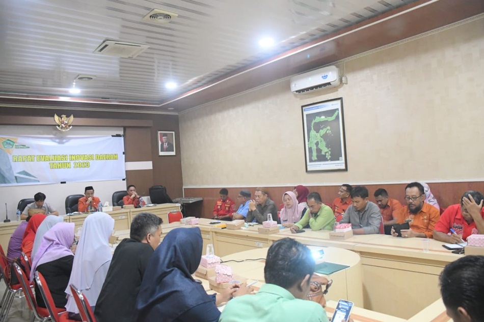 Penjabat Sekda Boalemo, Supandra Nur Memimpin Rapat Evaluasi Inovasi Daerah Tahun 2023, menghadapi ajang IGA 2023. (Foto/Aman)