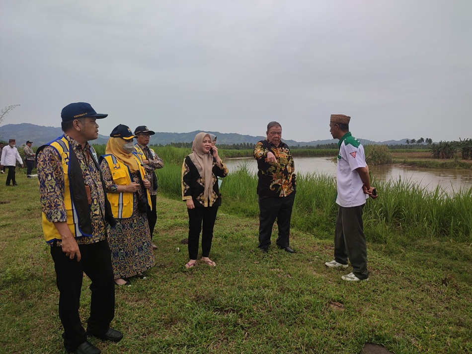 Tim Reses Dapil Kabupaten Gorontalo B bersama Kepala Balai Wilayah Sungai Sulawesi II beserta jajarannya turun langsung meninjau lokasi yang menjadi usulan aspirasi akibat dampak banjir lima desa .(hm