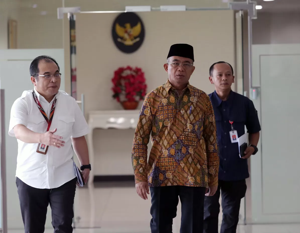 Menko PMK Muhadjir Effendy saat memimpin jalannya Rapat Tingkat Menteri di Kantor Kemenko PMK, Jakarta, Rabu (14/6/2023). (Fedrik Tarigan/Jawa Pos)