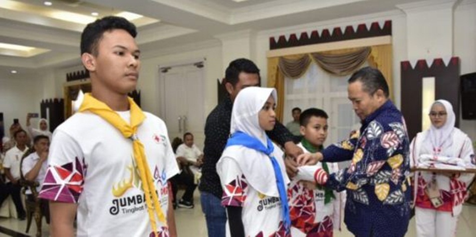Penjagub Ismail Pakaya saat menyematkan jacket PMR kepada perwakilan peserta PMR yang akan mengikuti Jumbara Nasional ke-IX di Lampung Selatan, dilepas oleh di Aula Rujab Gubernur.(Foto &ndash; Nova)