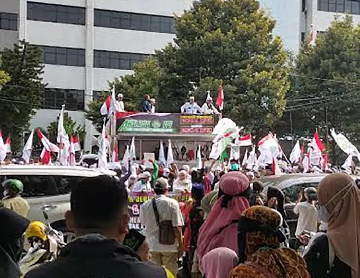 Front Persaudaraan Islam (FPI) menggelar aksi unjuk rasa meminta pemerintah menutup Pondok Pesantren Al Zaytun. (Royyan)