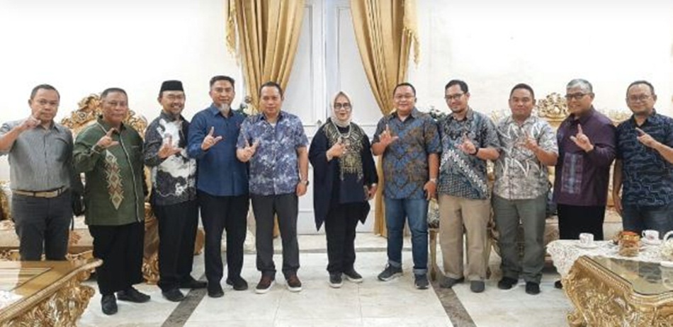 Staf Ahli Menteri Lingkungan Hidup dan Kehutanan Bidang Energi Winarni Monoarfa bersama tim saat bertemu dengan Penjabat Gubernur Ismail Pakaya, di Rumah Jabatan Gubernur,. (Foto &ndash; Fadil)