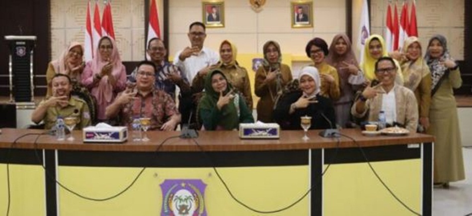 Suasana rapat bersama Perhimpunan Hotel dan Restoran Indonesia (PHRI) Gorontalo,APPMI dan Dekranasd dipimpin Ketua Dekranasda Provinsi  Fima Agustina, bertempat di Aula Rujab Gubernur,( Foto Shela)